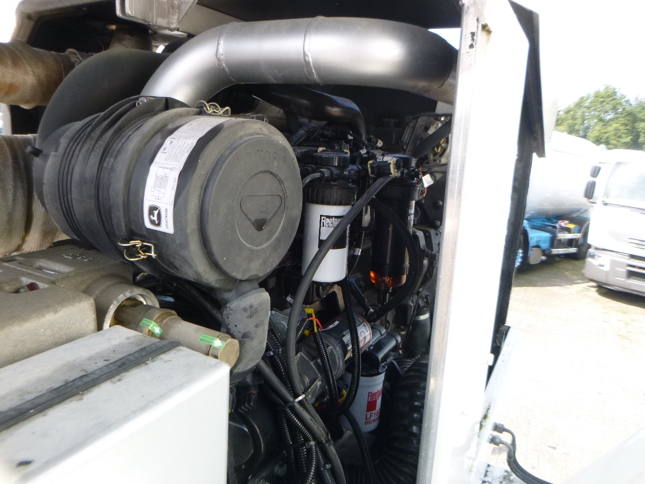 Полуприцеп цистерна для сыпучих грузов Для транспортировки муки Omeps Powder tank alu 40 m3 + engine/compressor: фото 9
