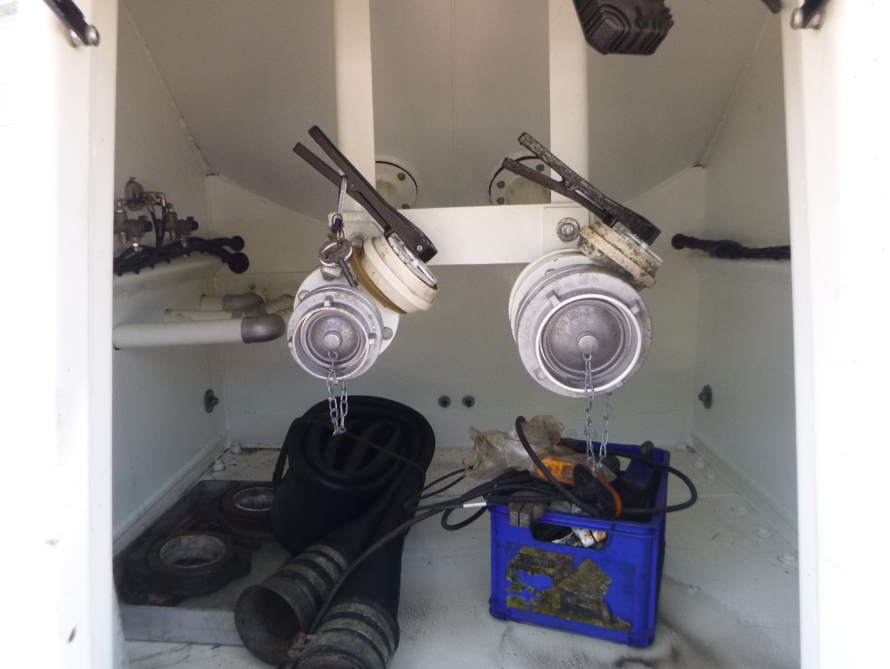 Полуприцеп цистерна для сыпучих грузов Для транспортировки муки Omeps Powder tank alu 40 m3 + engine/compressor: фото 5